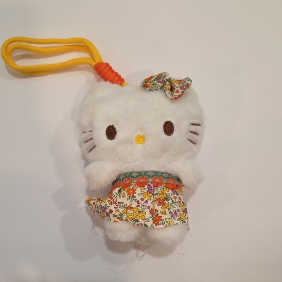 Hello Kitty Plush Keychain - Picture 3 of 3